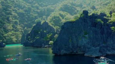 Filipinler 'deki Miniloc Adası' nın ağaçlarıyla tipik kayaların hava manzarası