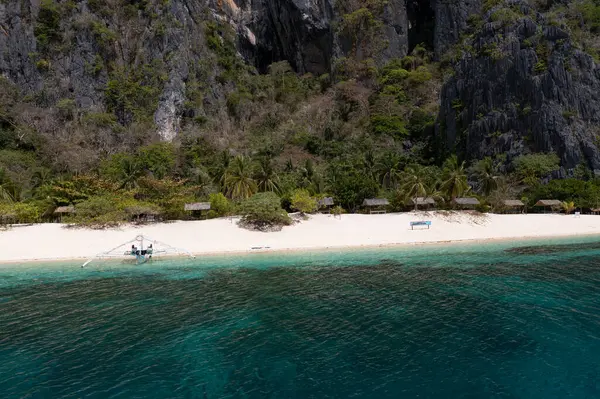 Filipinler 'in cennet adasında karaya vurmuş tipik bir Filipinli teknesinin görüntüsü