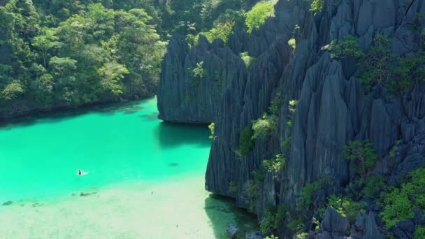 Letecký Pohled Krásné Skály Cadlao Lagoon Ostrově Skákání Slunečného Dne — Stock video