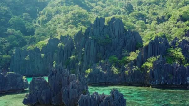 Letecký Pohled Krásné Skály Cadlao Lagoon Ostrově Skákání Slunečného Dne — Stock video
