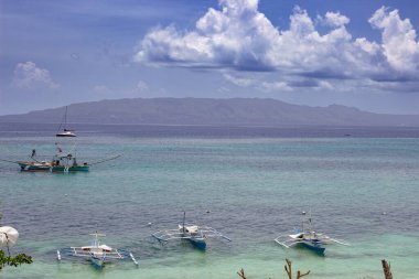 Filipinler 'deki tropik plajlar, farklı teknelerle.