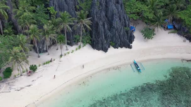 Пара Прогуливается Красивому Пляжу Филиппинах Заднем Плане Лодка Банкга Пальмы — стоковое видео