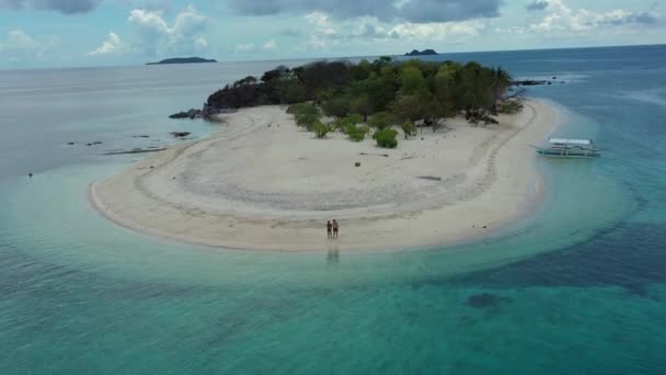 Bella Coppia Gode Una Spiaggia Vergine Isola Tropicale Nella Zona — Video Stock