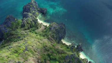 Güneşli bir günde Filipinler 'deki Busuanga Adası yakınlarındaki Kara Ada' nın hava manzarası .
