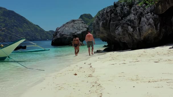 Пара Прогуливается Песку Красивого Девственного Пляжа Филиппинском Острове Пагтенга — стоковое видео