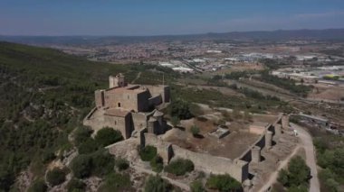 Güneşli bir günde Claramunt kalesinin güzel hava manzarası.