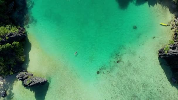 Vue Aérienne Des Magnifiques Rochers Lagune Cadlao Avec Couple Faisant — Video