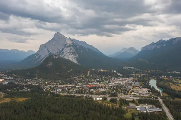 Şelale Dağı arkaplanlı Banff 'ın hava görüntüsü
