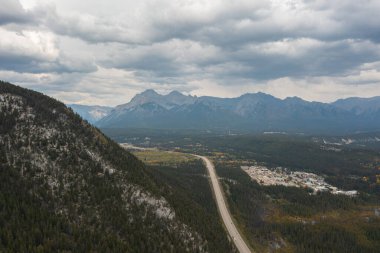 Banff, Alberta yakınlarındaki Trans-Canada otoyolunun güzel hava manzarası..