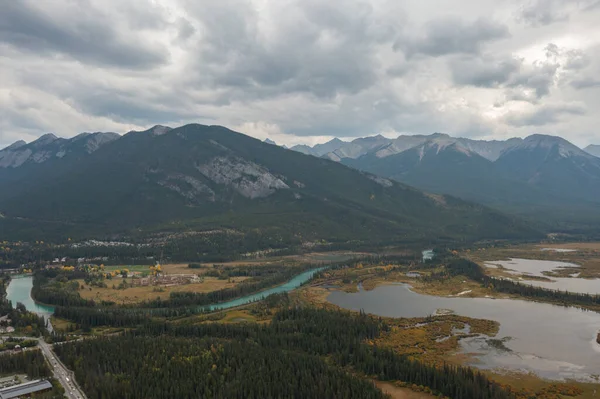 Banff, Alberta yakınlarında bulutlu bir günde Bow Nehri ve Vermilion Gölleri 'nin güzel hava manzarası..