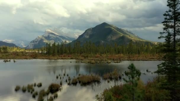 Krásný Letecký Výhled Vermiliánová Jezera Horu Síry Plnou Borovic Podzim — Stock video