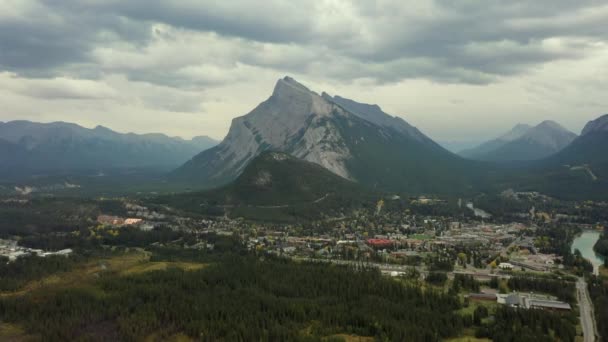 Vista Aérea Banff Con Fondo Cascade Mountain — Vídeos de Stock
