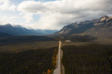 Kanada 'nın Rocky Dağları boyunca düz bir çizgide uzanan Icefield Parkway' in güzel hava manzarası..