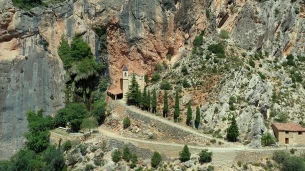 Spanya Aragon Castellote Güneşli Bir Günde Llovedor Inzivaya Çekilmiş Görüntüsü — Stok video