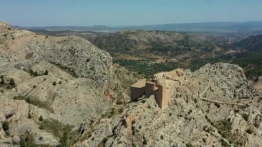Castellote 'deki Tapınak Şatosu' nun güneşli bir günde Teruel, Aragon 'da görülmesi çok etkileyici..