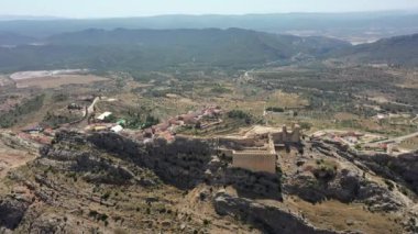 Castellote 'deki Tapınak Şatosu' nun güneşli bir günde Teruel, Aragon 'da görülmesi çok etkileyici..
