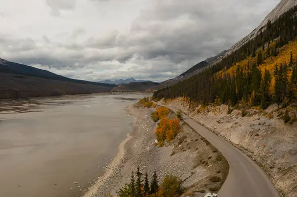 Medicine Lake 'in sonbahardaki havası güzel ve neredeyse kuru. Maligne Gölü 'ne giden yol hemen yanından geçiyor..