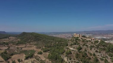 Güneşli bir günde Claramunt kalesinin güzel hava manzarası.