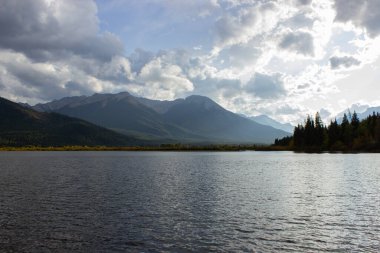 Vermilion Gölleri ve Sülfür Dağı çam ağaçlarıyla dolu, sonbaharda Banff, Kanada yakınlarında bulutlu bir günde.