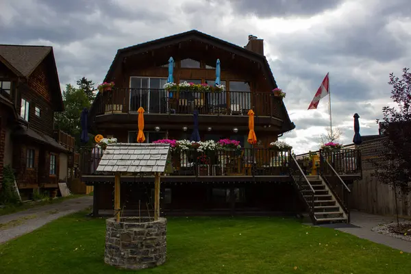 Tipik Banff evi, Kanada bayrağı dalgalanıyor..