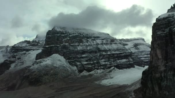 Spektakuläre Luftaufnahme Des Schneebedeckten Mount Lefroy Einem Herbsttag Mit Der — Stockvideo