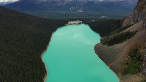 Letecký Pohled Působivé Jezero Louise Nádhernou Tyrkysovou Barvou Skalistých Horách — Stock video
