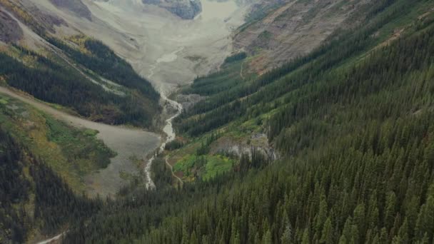 Letecký Pohled Zamračený Den Zasněženými Horami Six Glacier Plain Trail — Stock video