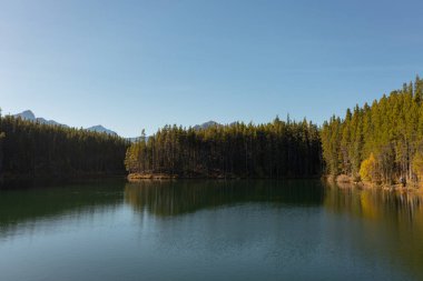 Kanada Kayalıkları 'ndaki Herbert Gölü' nün güzel hava manzarası.