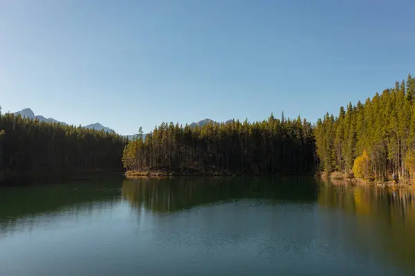 Kanada Kayalıkları 'ndaki Herbert Gölü' nün güzel hava manzarası.