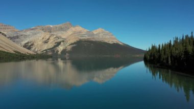 Sakin Bow Lake 'in havadan görünüşü ve Jimmy Simpson Dağı' nın yansıması tamamen açık bir günde, Kanada Kayalıkları 'nda..
