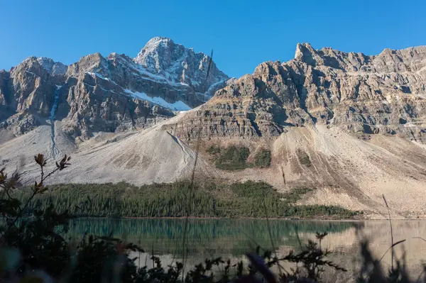 Sonbaharda Crowfoot Dağı Bow Gölü 'nden görülen karla, Kanada Kayalıkları.