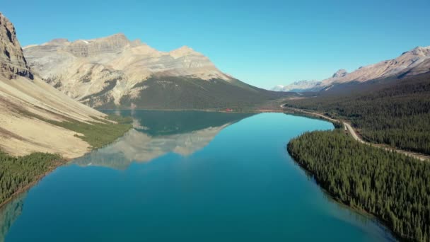 Letecký Pohled Klidné Bow Lake Odraz Mount Jimmy Simpson Zcela — Stock video