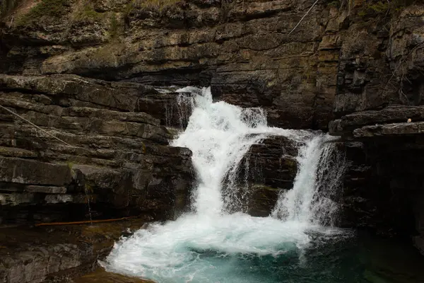 Kanada 'daki Rocky Dağları' ndaki Johnston Kanyonu 'nda şelale. Güzel ağaçları, yüksek dağlarıyla.