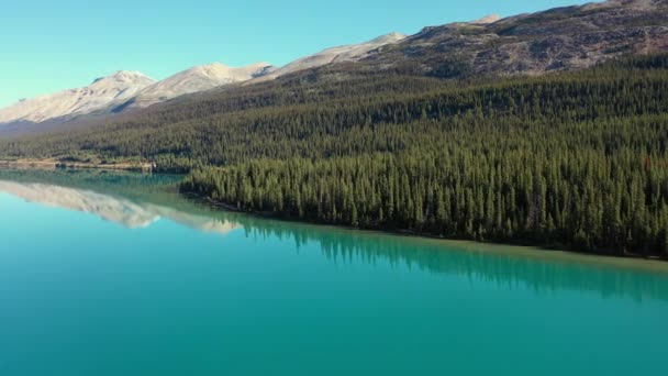 Letecký Pohled Klidné Bow Lake Krásnými Tyrkysovými Vodami Kanadských Skalách — Stock video