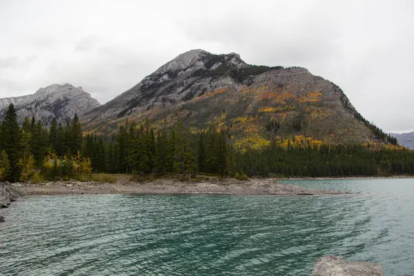 Minnewanka Gölü ve Kanada Rocky Dağları, Banff Ulusal Parkı, Alberta, Kanada