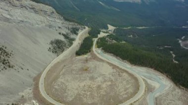 The Big Bend 'in Icefield Parkway, Canadian Rockies' deki muhteşem hava manzarası..