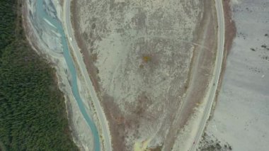 Icefield Parkway 'deki Big Virajı' ndan geçen arabalarla muhteşem hava manzarası, Kanada Kayalıkları..