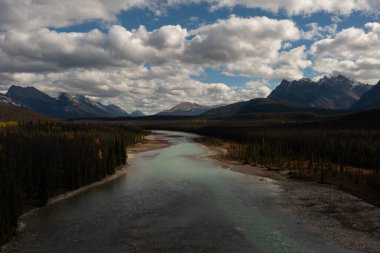 Sonbahar günü Alberta, Kanada 'da binlerce ağaçla çevrili Athabasca Nehri' nin mavi renginde hava manzarası..