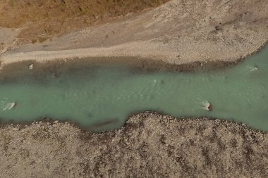 Sonbahar günü Alberta, Kanada 'da binlerce ağaçla çevrili Athabasca Nehri' nin mavi renginde hava manzarası..