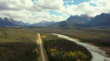 Güneşli bir günde, Icefield Parkway boyunca turkuaz sularıyla güzel Athabasca Nehri 'nin hava manzarası..