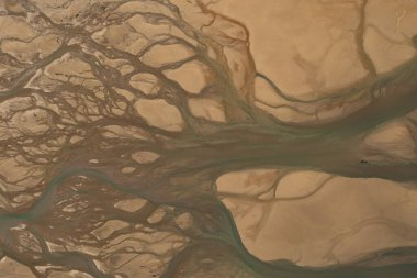 Medicine Gölü 'nün güzel hava manzarası. Kurak mevsimden sonra Kanada Kayalıkları' nda farklı akarsuların kök biçiminde oluştuğu yer..