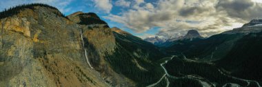 Takakkaw şelalesinin yanındaki Yoho Ulusal Parkı 'nın panoramik görüntüsü..