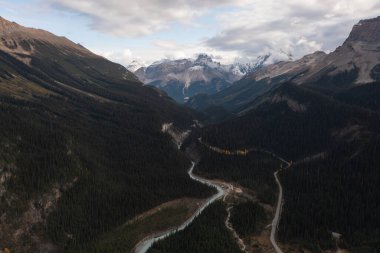 Takakkaw şelalesi yakınlarındaki Yoho Ulusal Parkı 'nın hava manzarası..