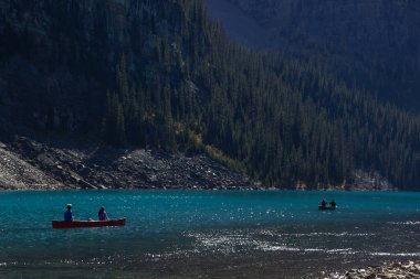 Kanada 'da bir sonbahar sabahı Louise Gölü' nde yalnız bir tekne..