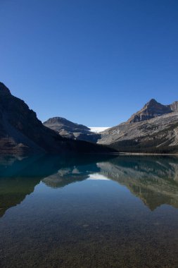 Bow Gölü 'nün güzel panoramik manzarası... Kanada Kayalıkları' ndaki dağların yansımasıyla....