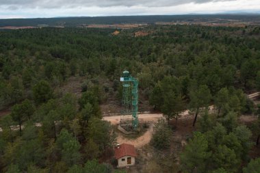 Kuzey Castilla y Leon, İspanya 'daki dağların arasındaki orman muhafızları için bir yangın gözetleme kulesinin havadan görüntüsü..