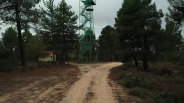 Kuzey Castilla y Leon, İspanya 'daki dağların arasındaki orman muhafızları için bir yangın gözetleme kulesinin havadan görüntüsü..