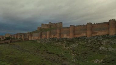 Berlanga del Duero şatosunun bulutlu bir sonbahar gününde şafak vakti hava manzarası..