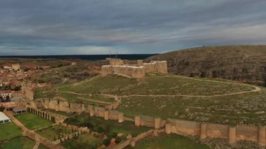 Berlanga del Duero şatosunun bulutlu bir sonbahar gününde şafak vakti hava manzarası..