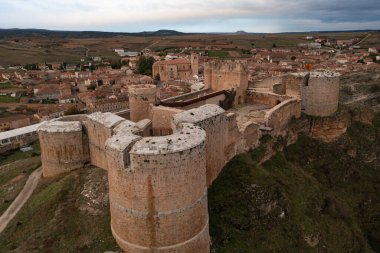 Berlanga del Duero şatosunun bulutlu bir sonbahar gününde şafak vakti hava manzarası..